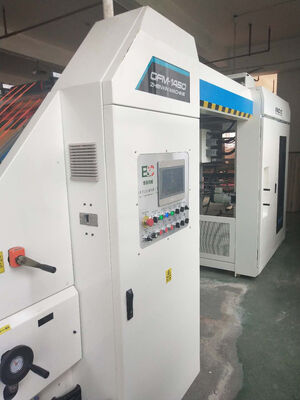 Laminamento a freddo o caldo Sistema di laminazione a fogli ondulati Alimentato da una macchina da 30 kW che garantisce un processo di laminazione liscio