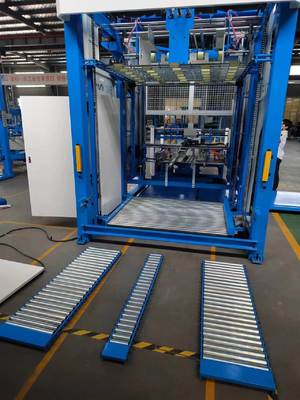 Macchina impilatrice automatica a ribaltamento che integra tavolo carta lento e componenti di sistema per la svolgitura e l'impilamento di flauto in produzione di imballaggi