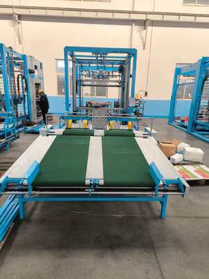 Macchina impilatrice automatica a ribaltamento che integra tavolo carta lento e componenti di sistema per la svolgitura e l'impilamento di flauto in produzione di imballaggi