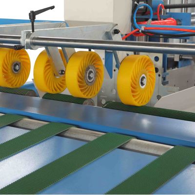 strato ad alta velocità automatico di 1900mm per rivestire il mucchio di laminazione Turner And Stacker Machine della macchina
